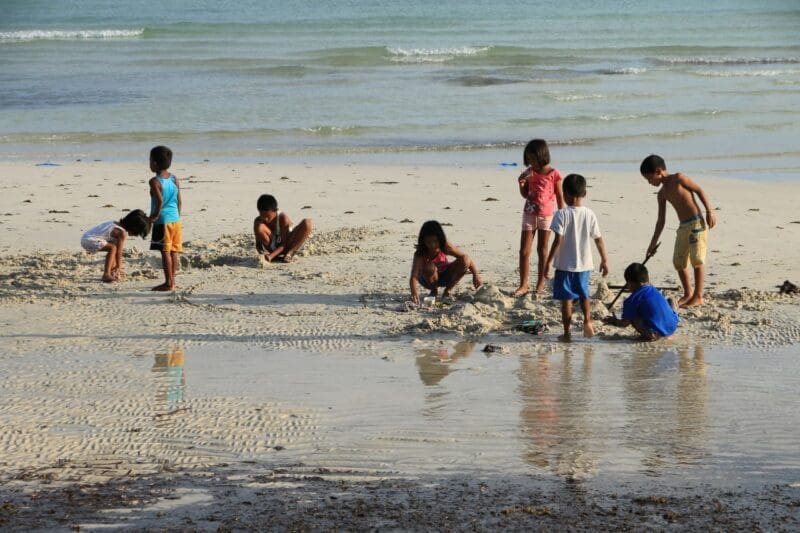 Praias para ir com crianças: 12 destinos para viajar em família