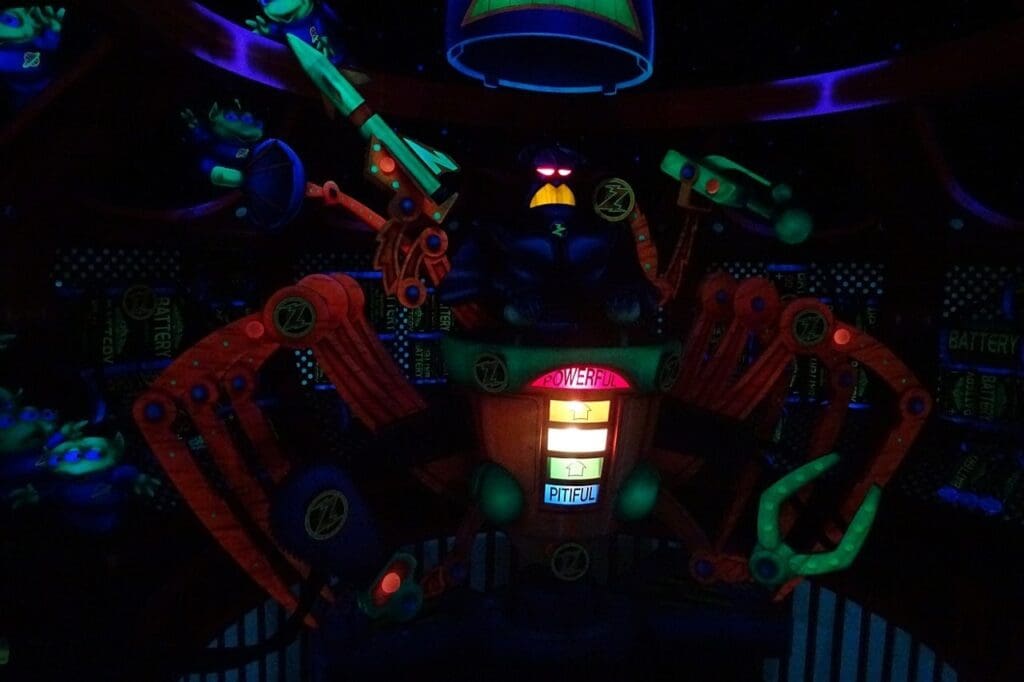 Brincar no Buzz Lightyear’s Space Ranger Spin