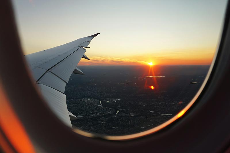 Vista da janela de um avião