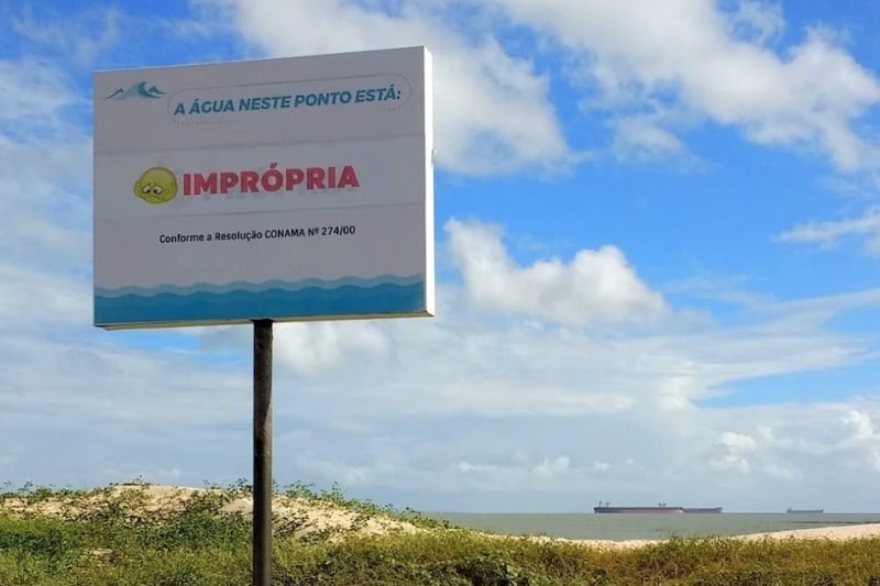 Observar a indicação de placas na praia