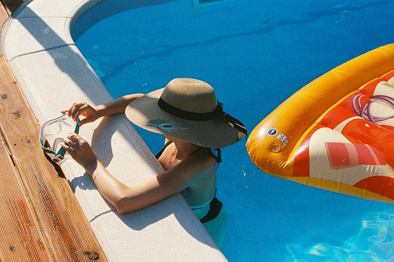 Relaxar na piscina ou na praia